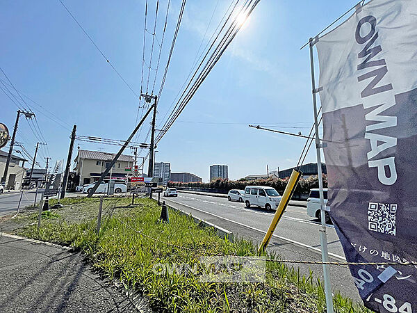 大通り沿い・一本入った立地でアクセスも良好。