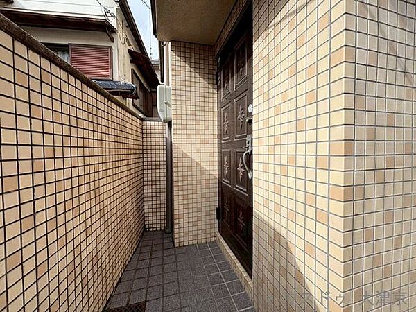 可愛らしいテラコッタ調のタイル張り外観。