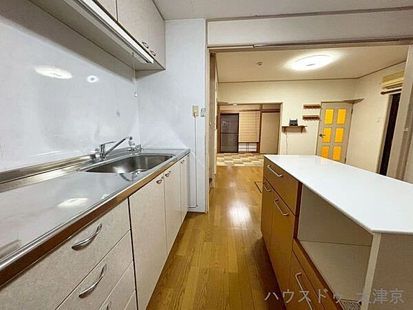 収納豊富なシステムキッチンと清潔なワークトップ