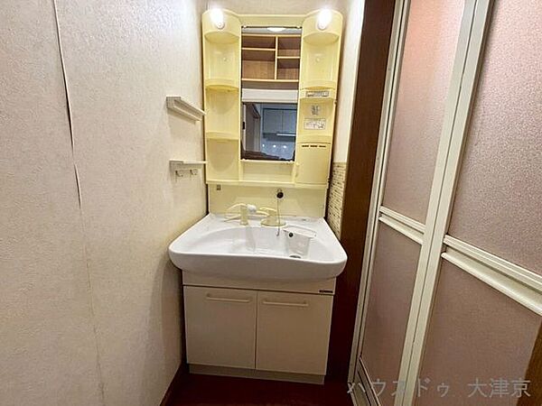 小物整理に便利なオープン棚付き