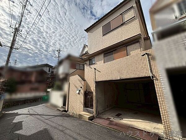 玄関前は高い塀でプライバシーを確保。