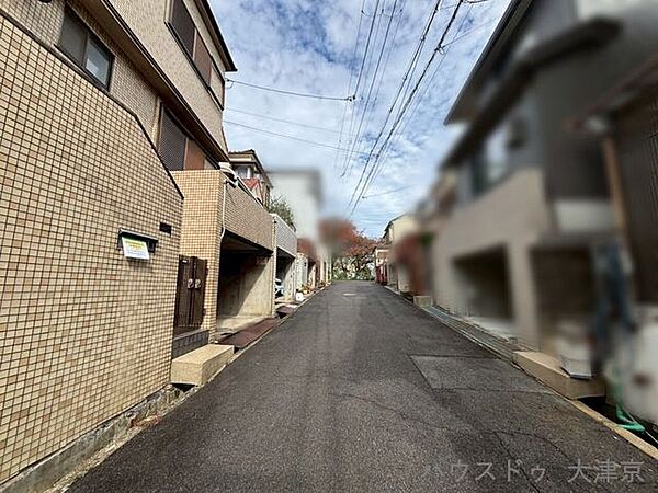 周辺は住宅街で閑静な住環境。