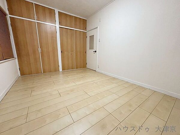 2階洋室　明るい木目調のフローリングが魅力的。