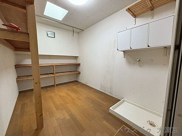 豊富な収納、広々とした棚付きサービスルーム