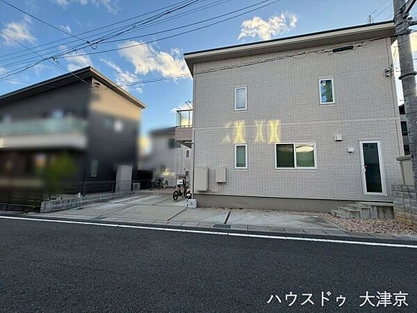 前面道路も幅があり、駐車しやすい環境。毎日の出入りがスムーズ。