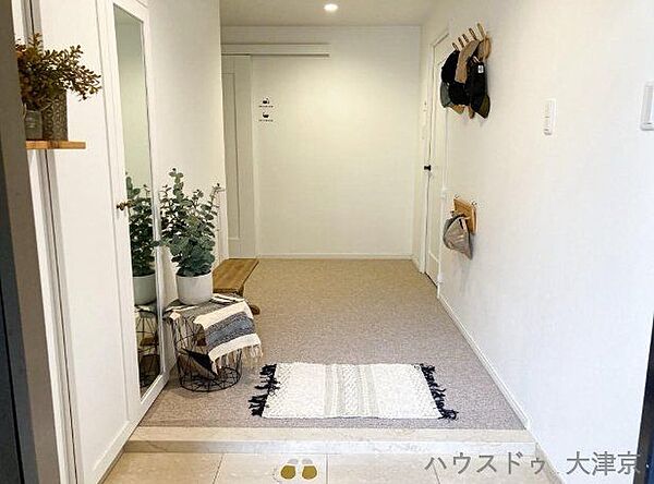 広々とした玄関は明るく清潔感のある空間。収納やディスプレイも楽しめ、来客時も好印象です。