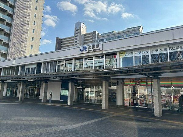 ＪＲ大津駅【JR大津駅】「京都」駅まで乗車約10分、「大阪」駅まで乗車約40分で到着します。通勤・通学・おでかけ時、気軽に立ち寄れるコンビニ、スーパー、カフェも近くにございます。 1030m