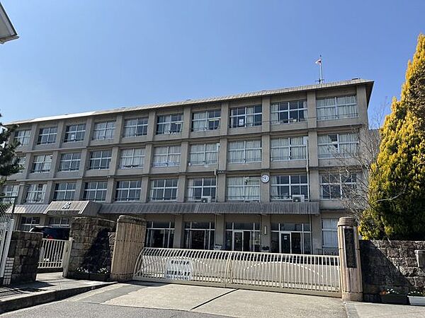 大津市立打出中学校「教育目標」打ち出す力 挑戦する生徒智恵を出し合い 心耕す生徒伝統を大切にして地域を愛する生徒 680m