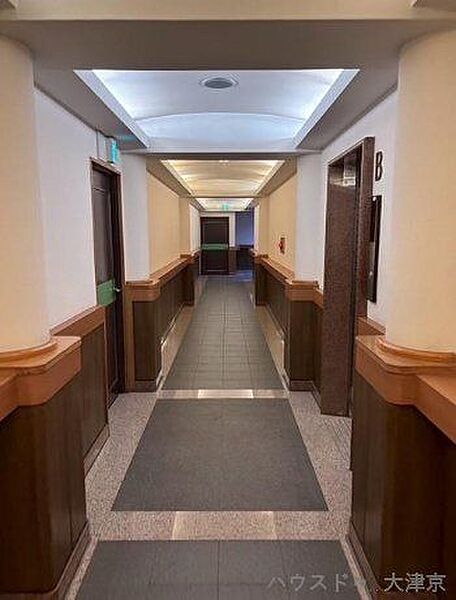 高級感ある共用部分。ホテルライクな内廊下設計です。