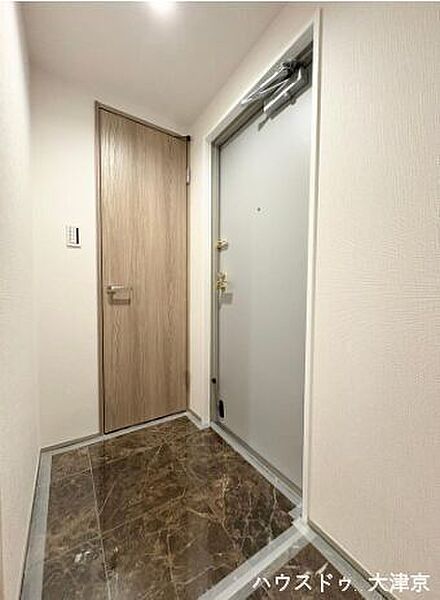 高級感漂う床材でお客様をお出迎え。お家の顔にふさわしい空間。