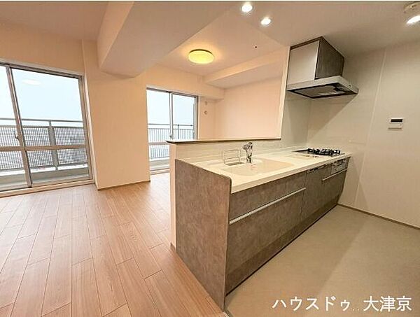 自然光が差し込む明るいLDK。お料理中もリビングを見渡せます♪
