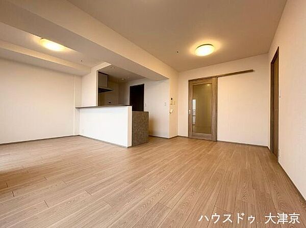 木の温かみを感じる広々としたLDK。柔らかな光に包まれます。