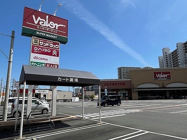 バロー茶が崎周りにマンションも多く、車でもアクセスしやすい大型スーパー。敷地内には複数の店舗、大型駐車場も有り日常のお買い物に便利です。営業時間　 AM10:00～PM9:00（日曜は 520m