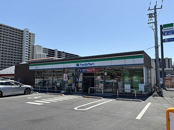 ファミリーマート大津茶が崎店県道沿いにあり駐車場も広いコンビニ 540m