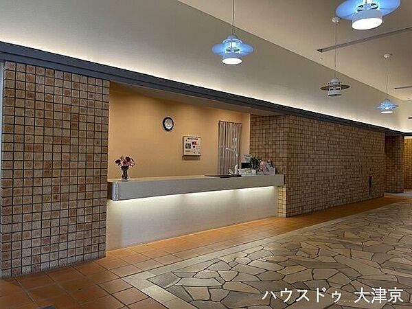石貼りと間接照明の調和した、温もりある洗練されたロビー。