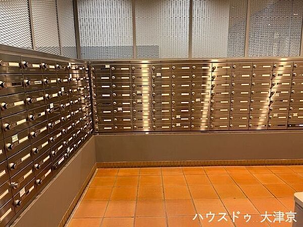 大規模レジデンスの集合ポスト。
