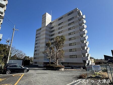 清潔感あるタイル貼りの外観が魅力のマンション。堂々とした佇まいで安心感のある住まいです♪