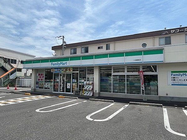 ファミリーマート大津唐崎店 830m