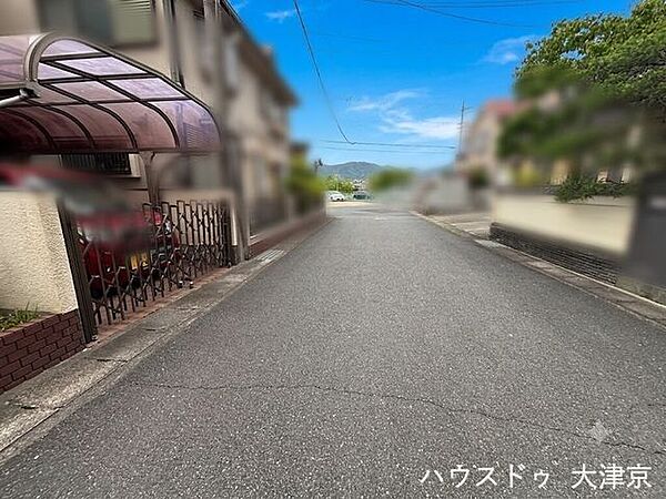 幅員6mの広々とした前面道路。見通しが良く、駐車も安心です。