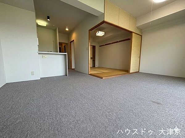 リラックス感漂う和室が隣接した、ゆとりあるリビング。（画像の一部を加工しております）