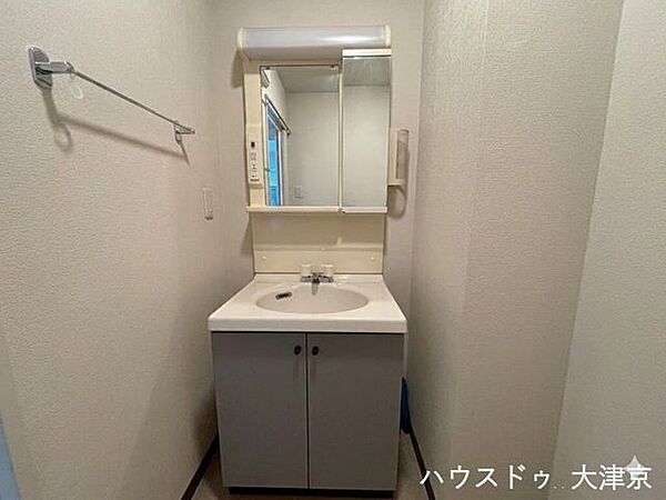 身支度やお手入れがしやすい、シンプルで機能的な洗面化粧台（画像の一部を加工しております）
