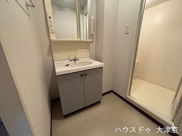 脱衣スペースにゆとりがあり、浴室への動線もスムーズ（画像の一部を加工しております）