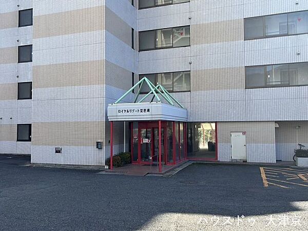 赤いエントランスが印象的♪来訪者にも分かりやすい外観です。