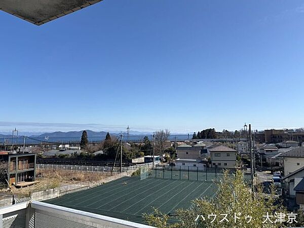 遠くの山並みと琵琶湖が広がる爽快な眺望。四季の移ろいを身近に感じられる景色ですね♪