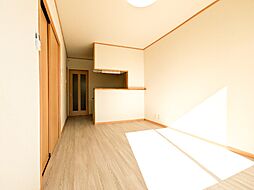 JR高崎線 新町駅 バス40分 芝根小学校東下車 徒歩3分の賃貸アパート 1階2LDKのリビング/ダイニング