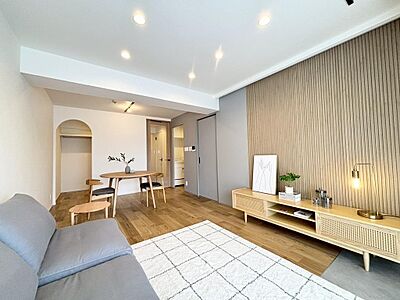 外観:新規フルリノベーションで室内が完成しました。アクセントウォールはウッド調でまとめてナチュラルな雰囲気に仕上げています。 外観:新規フルリノベーションで室内が完成しました。アクセントウォールはウッド調でまとめてナチュラルな雰囲気に仕上げています。