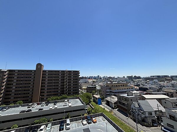 向かい側は敷地内駐車場が広がっているため、遮るものがなく抜け感の良い眺望です！
