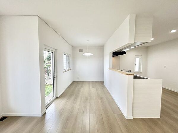 【リフォーム後　ダイニング】アイランド風の対面キッチンになります。