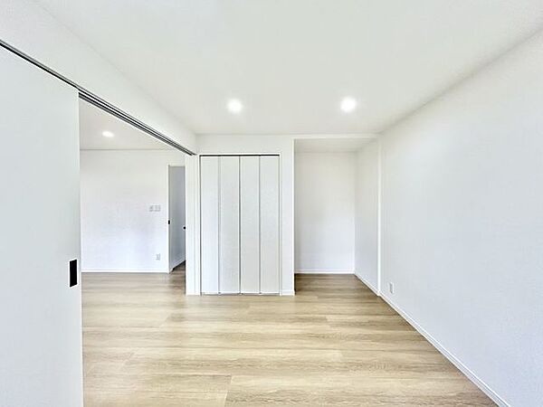 【リフォーム後　1階洋室】リビング横に洋室があり、クローゼット付きです。