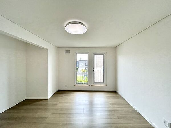 【リフォーム後　2階7.7帖洋室】クロスの貼り替え、床の貼り替え、照明器具の交換を行いました。