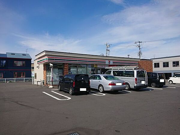 コンビニ セブンイレブン江別大麻北町店様まで約700m（徒歩9分）です。ちょっとしたお買い物に便利です。