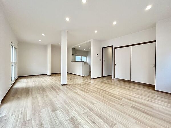 【リビング】リフォームでは、壁と床の貼替え、照明器具とドアの交換を行いました。ダイニングとの動線がスムーズで、生活しやすい間取りとなっております。キッチンは対面式ですので、リビングで遊ぶお子様を眺め…