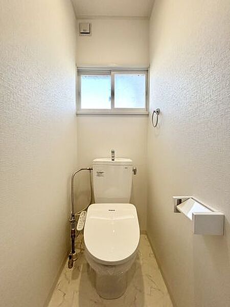 【トイレ】リフォームでは、温水洗浄付きトイレに新品交換いたしました。壁と床の貼替え、照明器具の交換を行いました。便座は温度調整ができるので、寒い冬場でも安心して利用できます。