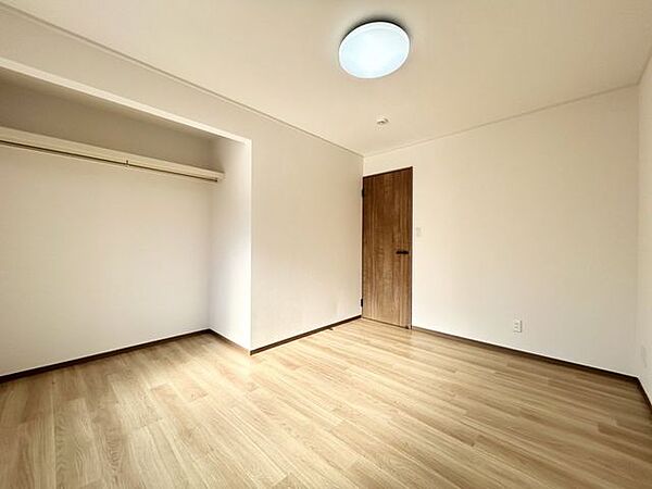 【洋室】リフォームでは、壁と床の貼替え、ドアと照明の交換を行いました。窓があり、日中は自然光が入る明るい空間となっております。汚れが拭き取りやすく傷もつきにくい素材なので、お掃除もラクラクです。