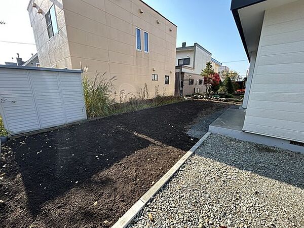 【庭】こちらは除草作業を行いました。