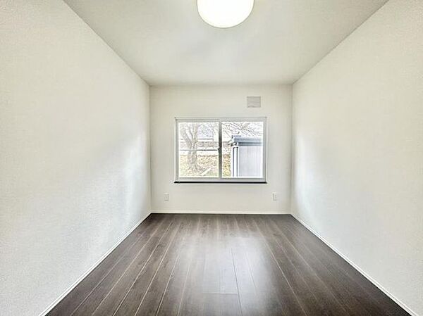 【リフォーム後】1階6帖洋室はクロスの張替え、床の上張り、建具・照明の新品交換を行いました。収納はクローゼットへとリフォームしました。