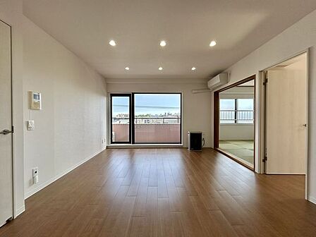 【リフォーム済み リビング】床の貼り替え、クロスの貼り替え、照明器具の交換をいたしました。