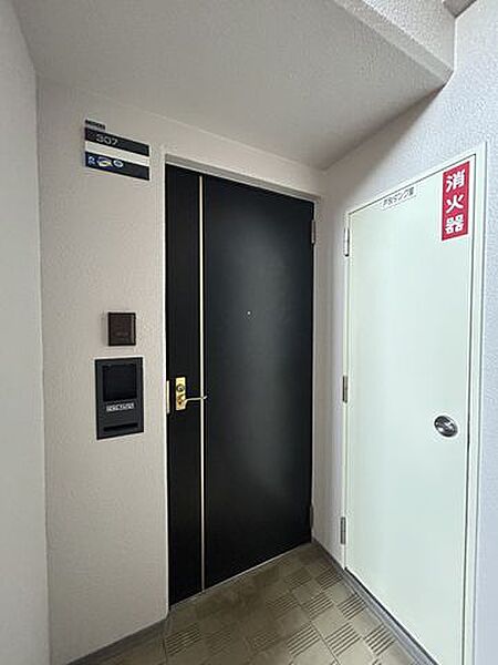 【玄関】ワンフロア2戸の為、玄関前に人が通りにくくセキュリティが気になる方にもおすすめです。