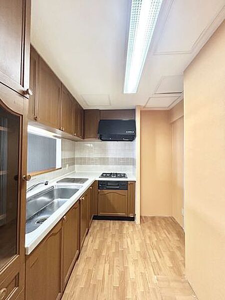 【現況】キッチンはL型の対面キッチンです。熱源は都市ガスです。シンクが広く、洗い物がしやすい設計です。