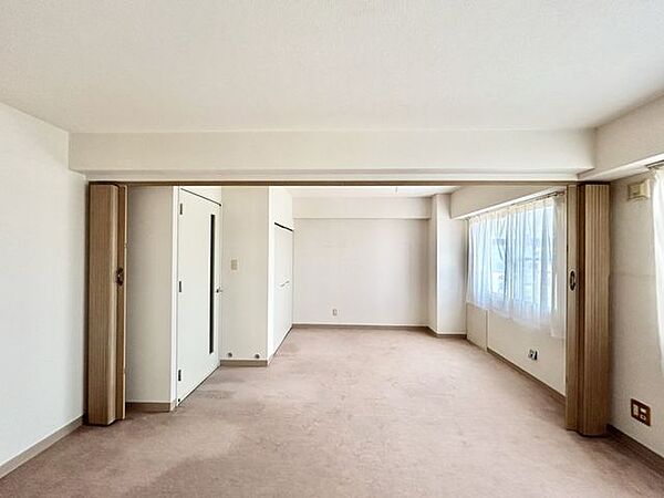 【現況】玄関側には約6帖、約7帖の洋室が2部屋ございます。約13帖の寝室としてもご利用いただけます。部屋の間にはアコーディオン式の仕切りがあり、それぞれ独立したお部屋としてもご活用いただけます。