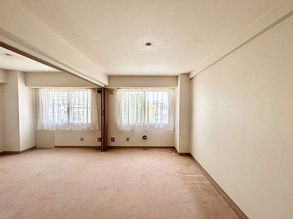 【現況】玄関側には約6帖、約7帖の洋室が2部屋ございます。約13帖の寝室としてもご利用いただけます。部屋の間にはアコーディオン式の仕切りがあり、それぞれ独立したお部屋としてもご活用いただけます。