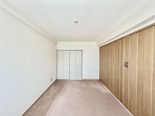 【現況】玄関側には約6帖、約7帖の洋室が2部屋ございます。約13帖の寝室としてもご利用いただけます。部屋の間にはアコーディオン式の仕切りがあり、それぞれ独立したお部屋としてもご活用いただけます。