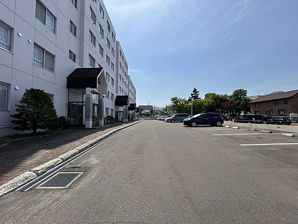【駐車場】住宅の入り口前に駐車場がございます。弊社では1台分確保しておりますので、サイズなどについてはお気軽にお問い合わせください。