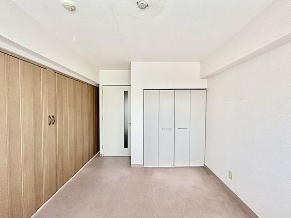【現況】玄関側には約6帖、約7帖の洋室が2部屋ございます。約13帖の寝室としてもご利用いただけます。部屋の間にはアコーディオン式の仕切りがあり、それぞれ独立したお部屋としてもご活用いただけます。
