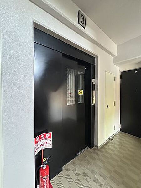 【エレベーター】マンションにはエレベーターが1基ございます。