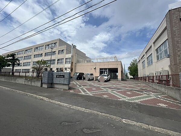 札幌市立新琴似中学校 新琴似中学校まで徒歩約6分。 440m